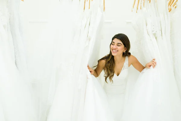 Attraktive Junge Frau Kauft Hochzeitskleid Und Lacht Beim Spaß Brautladen — Stockfoto