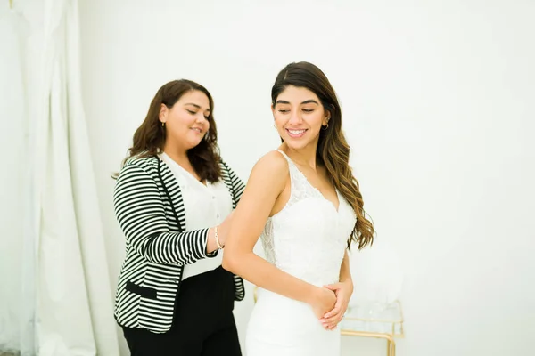 Весела Красива Жінка Посміхається Одягаючи Весільну Сукню Роздягальні Подружкою Нареченої — стокове фото