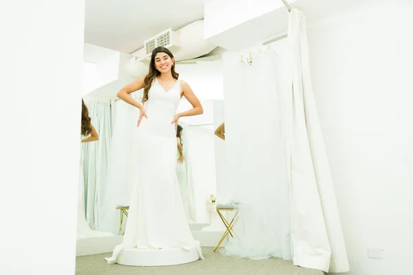 Leende Vacker Ung Kvinna Köper Bröllopsklänning Och Ser Glad Omklädningsrummet — Stockfoto