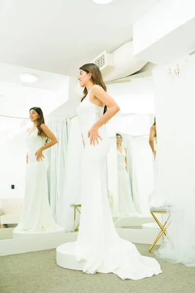 Красивая Латинская Женщина Примеряет Свадебное Платье Смотрит Зеркало Раздевалке Свадебного — стоковое фото