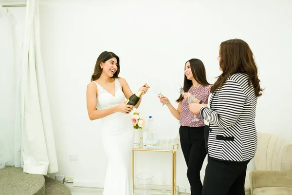 Budoucí Nevěsta Kupuje Svatební Šaty Otevření Šampaňské Při Oslavě Svými — Stock fotografie