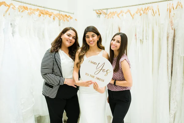 Ung Kvinna Säger Till Klänningen Och Köper Bröllopsklänning Med Sina — Stockfoto