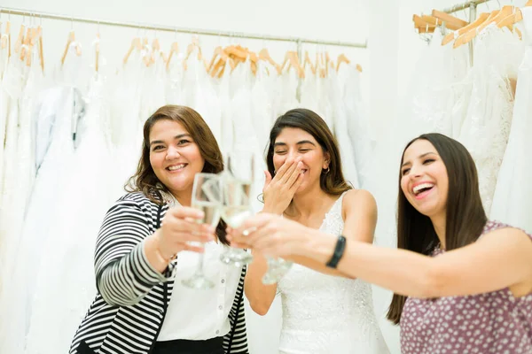 Vrolijke Jonge Vrouw Bruidsmeisjes Zeggen Gejuich Vieren Met Champagne — Stockfoto