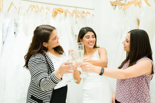 Счастливая Будущая Невеста Друзья Пьют Шампанское Празднуют Покупку Свадебного Платья — стоковое фото