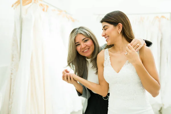 Счастливая Мама Выглядит Бодро Дочь Будущая Невеста Покупают Свадебное Платье — стоковое фото