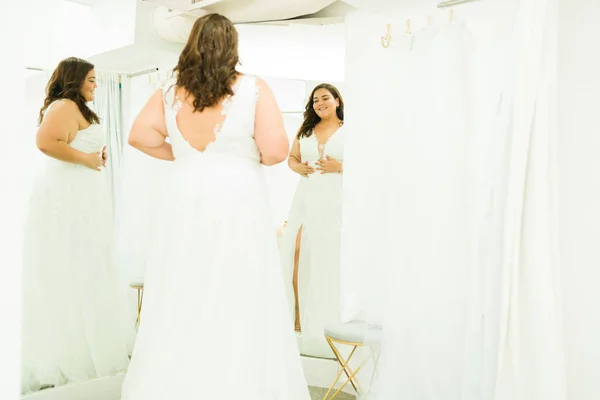 Obese Wanita Muda Tersenyum Melihat Cermin Sambil Membeli Gaun Pengantin — Stok Foto