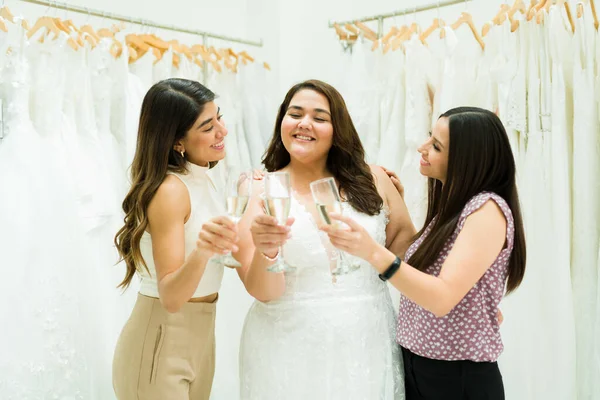 Веселые Подружки Невесты Будущая Невеста Ожирением Произносят Тост Празднуя Шампанским — стоковое фото