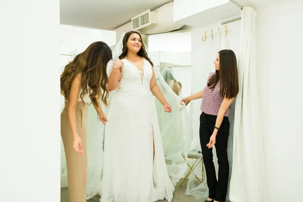 Латиноамериканская Пухленькая Женщина Покупает Свадебное Платье Своими Подружками Подружками Свадебном — стоковое фото