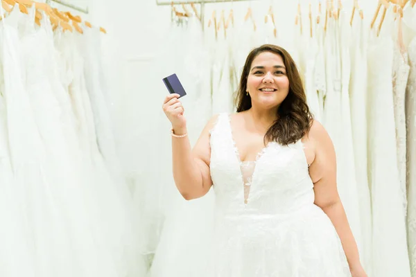Восхитительная Красивая Латиноамериканка Покупающая Кредитку Свадебное Платье Свадебном Магазине — стоковое фото