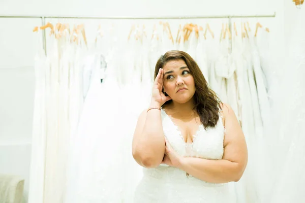 Gestresste Übergewichtige Frau Regt Sich Beim Einkauf Eines Brautkleides Brautladen — Stockfoto