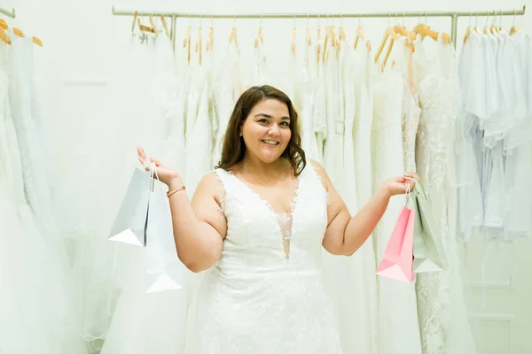 Ευτυχισμένος Παχύσαρκος Λατίνος Γυναίκα Στο Κατάστημα Νυφικών Ψώνια Για Γαμήλια — Φωτογραφία Αρχείου