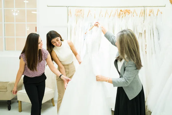 Испанские Молодые Женщины Ищут Вместе Свадебные Платья Время Покупок Свадебном — стоковое фото