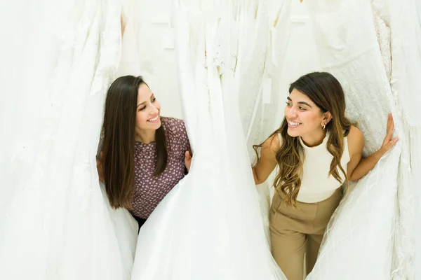 Mujeres Hispanas Amigas Riendo Tienda Nupcial Divirtiéndose Mientras Compran Vestido — Foto de Stock