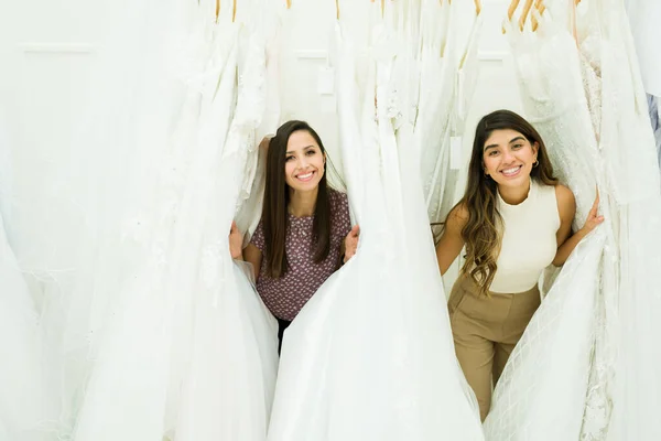 Веселые Молодые Женщины Ищут Идеальное Свадебное Платье Свадебном Магазине Веселятся — стоковое фото