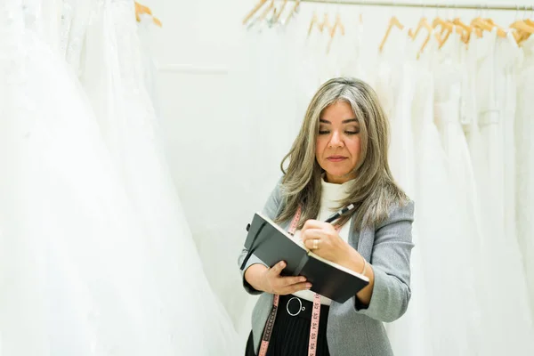 Gyönyörű Dolgozik Mint Egy Eladó Menyasszonyi Boltban Csinál Leltár Esküvői — Stock Fotó