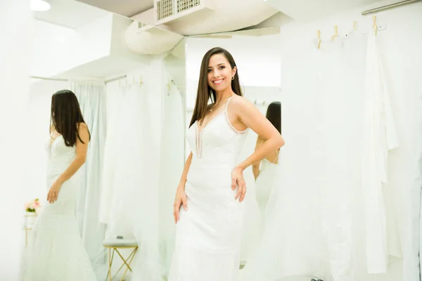 Hispanic Attraktiv Kvinna Ler Samtidigt Som Provar Vacker Bröllopsklänning När — Stockfoto