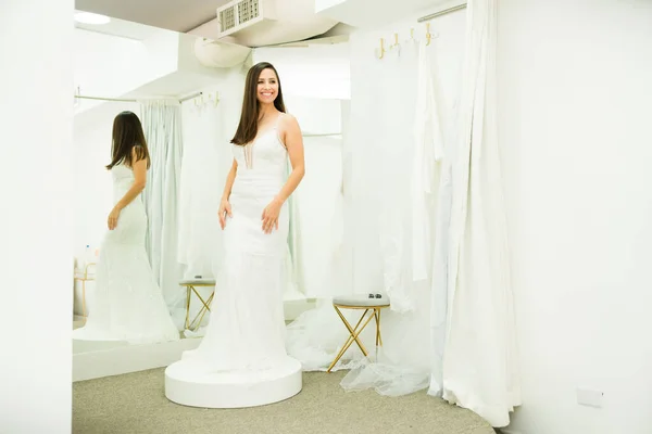 Spännande Latinsk Kvinna Ler Samtidigt Bär Vacker Bröllopsklänning Brudbutiken Omklädningsrum — Stockfoto