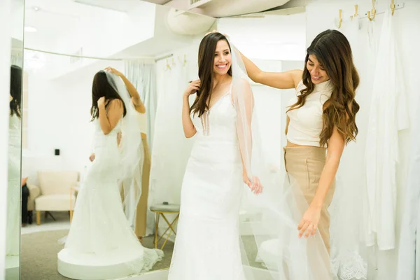 Spännande Vacker Kvinna Provar Bröllopsklänning Och Slöja Brudaffären Med Sin — Stockfoto