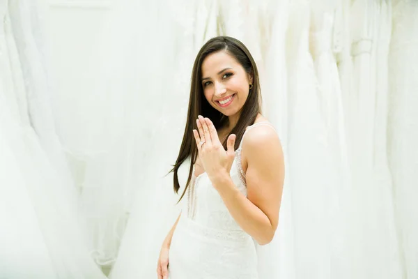 Attraktive Verlobte Frau Zeigt Ihren Verlobungsring Während Sie Ihr Hochzeitskleid — Stockfoto