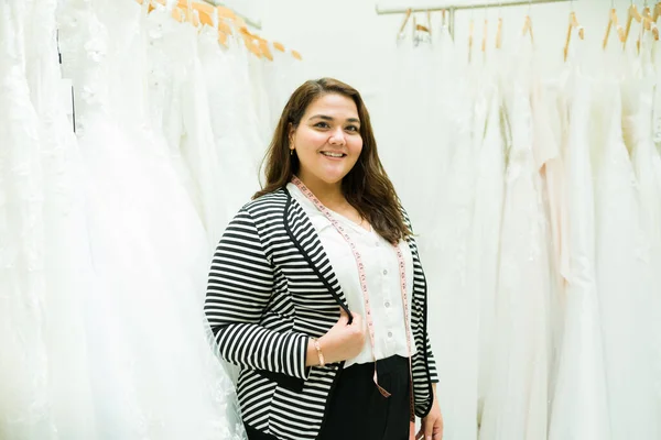 Glückliche Verkäuferin Mit Maßband Lächelt Bei Der Arbeit Brautladen — Stockfoto