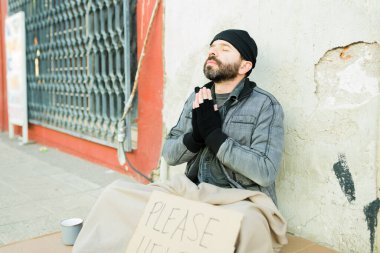 Sefil evsiz, aç dilenci sokaklarda yaşarken yemek ve para için dua ediyor.
