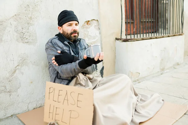路上でお金を求めながら冷たい苦しみを感じ 汚れた手袋を身に着けている悲惨な乞食 — ストック写真