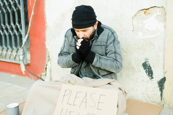 Zimny Bezdomny Rozgrzewający Ręce Rękawiczkach Trzymający Znak Pomocy — Zdjęcie stockowe