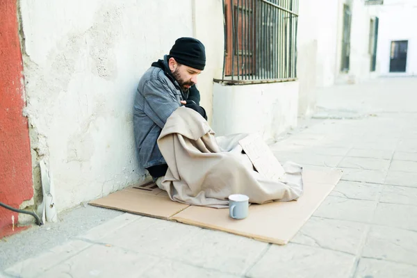 Smutny Żałosny Bezdomny Używający Koca Który Marznie Ulicach Błagając Pieniądze — Zdjęcie stockowe