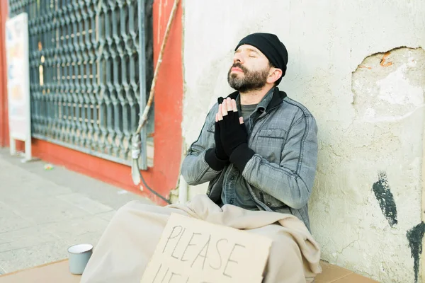 Жалкий Бездомный Голодный Нищий Молящий Еде Деньгах Пока Живет Улице — стоковое фото