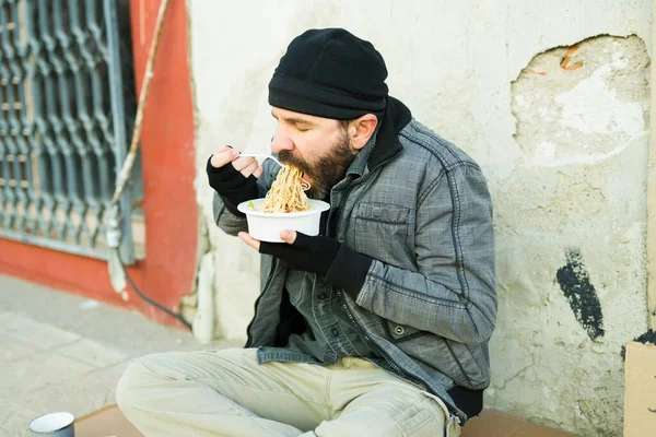 拉丁裔饥饿的无家可归者一边吃着汤 一边挣扎 感到又饿又冷 — 图库照片