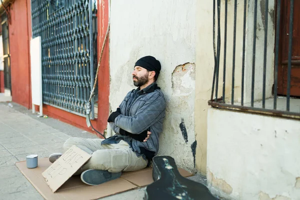 Cansado Triste Sem Teto Homem Dormindo Enquanto Implorando Por Dinheiro — Fotografia de Stock