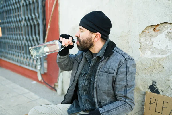 可怜的醉汉 由于露宿街头 喝了一瓶酒 看起来很伤心 — 图库照片