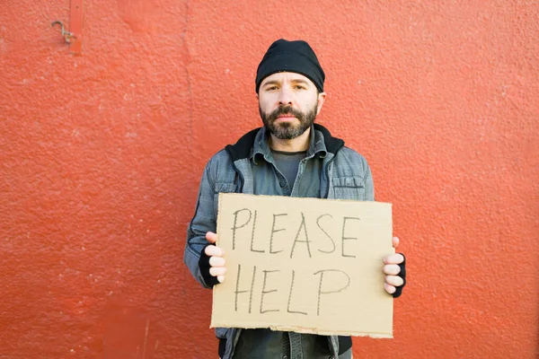 Deprimerad Ledsen Hemlös Man Håller Kartong Tecken Med Hjälp För — Stockfoto