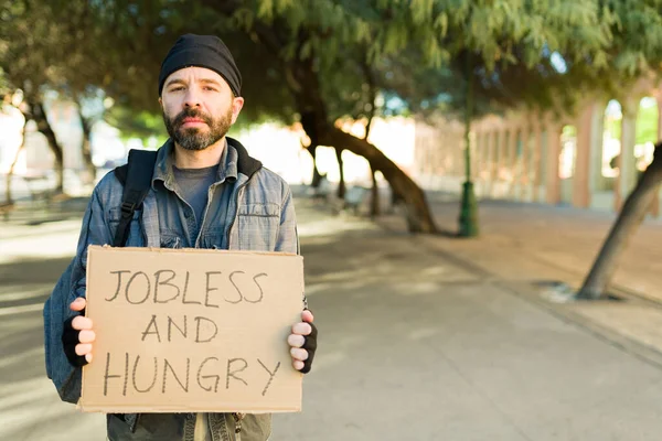 Głodny Bezdomny Czuje Głód Trzyma Kartonowy Znak Prośbą Pomoc Ulicach — Zdjęcie stockowe