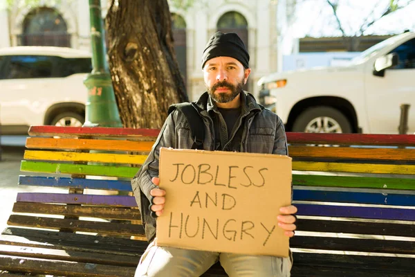 Sorglig Hemlös Tiggare Sitter Parkbänken Och Håller Arbetslös Och Hungrig — Stockfoto