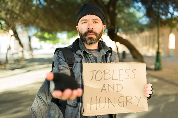 Studený Hladový Bezdomovec Hledá Špinavé Žebrání Peníze Ulicích Ukazující Nápis — Stock fotografie