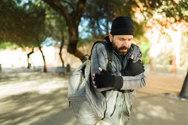 Холодний Бездомний Чоловік Тремтить Почуваючись Самотнім Голодним Живучи Вулицях — стокове фото