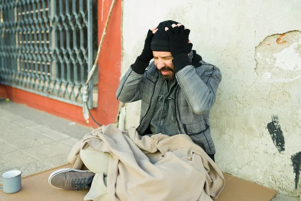 Zaniepokojony Bezdomny Żebrak Czuje Się Przygnębiony Głodny Żyjąc Ulicy Prosząc — Zdjęcie stockowe