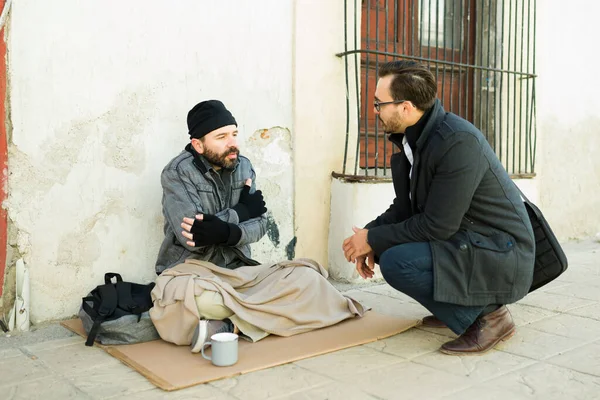Kind Young Man Talking Miserable Cold Homeless Beggar Shivering Street — Stock Photo, Image