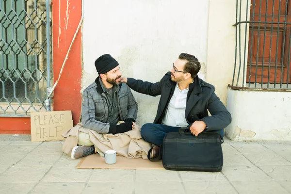 Glad Kaukasier Man Sprider Vänlighet Och Talar Med Leende Hemlös — Stockfoto