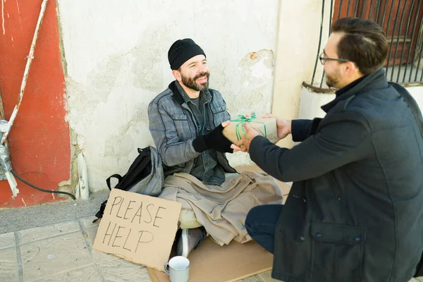 Agradecido Hombre Sin Hogar Pidiendo Ayuda Cartel Que Recibe Regalo — Foto de Stock