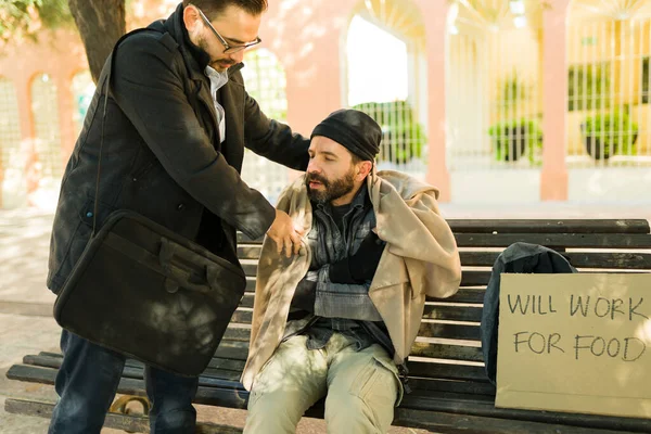 Şefkatli Bir Adam Sokakta Çırpınan Soğuk Sefil Bir Evsize Ceket — Stok fotoğraf