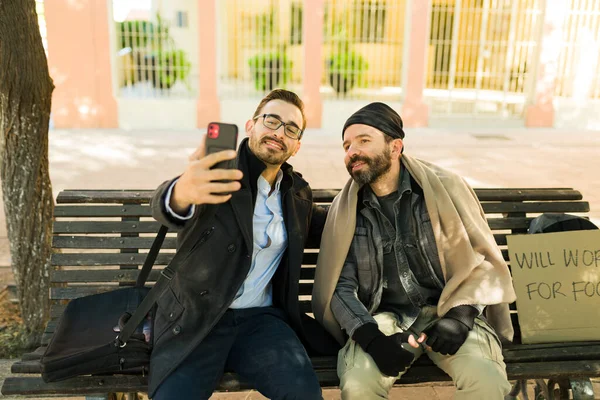 Feliz Caucasiano Homem Tomando Selfie Com Sem Teto Homem Enquanto — Fotografia de Stock