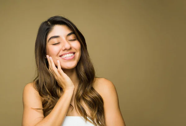 Yumuşak Cildine Dokunurken Gülümseyen Neşeli Latin Kadın Cilt Bakım Ürünleri — Stok fotoğraf