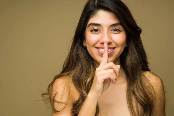 Mulher Latina Bonita Com Ombros Nus Colocando Dedo Seus Lábios — Fotografia de Stock
