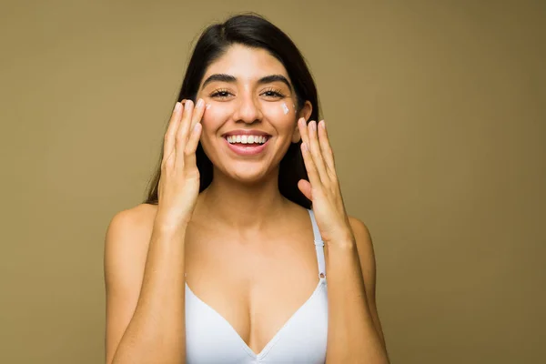Veselá Mladá Žena Smích Dávat Hydratační Krém Její Obličej Při — Stock fotografie