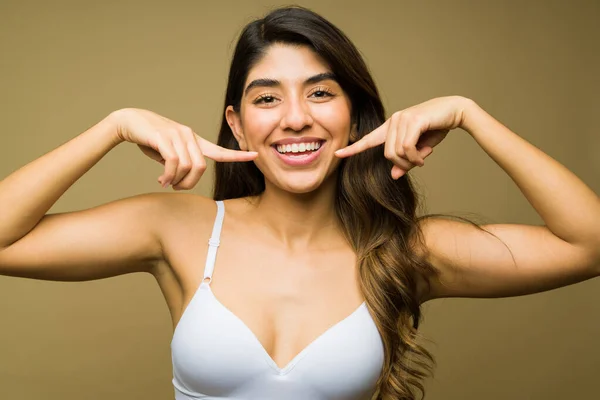 Upea Latino Nainen Osoittaa Hänen Valkoiset Hampaat Kaunis Hymy Samalla — kuvapankkivalokuva
