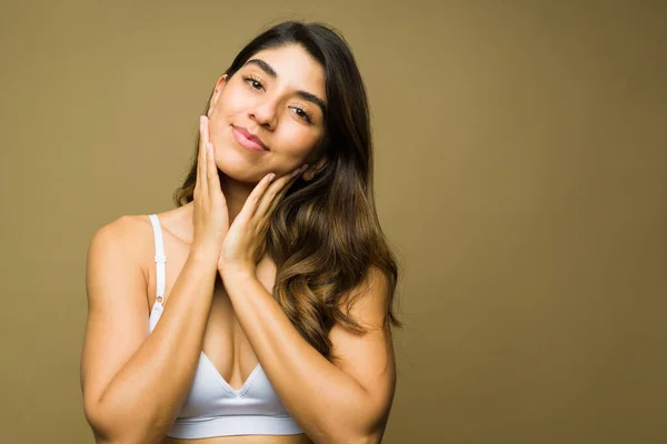 Latina Jovem Roupa Interior Tocando Seu Rosto Olhando Feliz Com — Fotografia de Stock