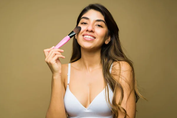 Mulher Latina Sorrindo Vestindo Sutiã Branco Colocando Maquiagem Usando Pincel — Fotografia de Stock