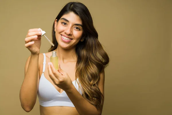 Podekscytowana Meksykanka Uśmiechnięta Przy Użyciu Produktów Pielęgnacji Skóry Trzymająca Butelkę — Zdjęcie stockowe